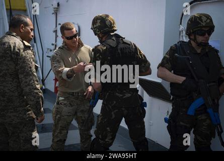 US-Streitkräfte. 180505UY653-140 MITTELMEER (5. Mai 2018) U.S. Coast Guard Boatswain’s Mate 1st Class Daniel Sylvester, Zentrum, bietet Besuchsübungen, Einsteigen, Suchen und Beschlagnahmen für algerische Seeleute an Bord der tunesischen Marine MNT Khaireddine während der Übung Phoenix Express 2018. Phoenix Express wird vom U.S. Africa Command gesponsert und von den U.S. Naval Forces Europe-Africa/U.S. 6th Fleet unterstützt. Es soll die regionale Zusammenarbeit verbessern, das Bewusstsein für den Informationsaustausch im maritimen Bereich verbessern und operative Fähigkeiten zur Verbesserung der Bemühungen um Sicherheit und Sicherheit verbessern Stockfoto