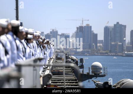 US-Streitkräfte. 180507TV230-1396 SAN DIEGO (7. Mai 2018) Seemänner besetzen die Schienen an Bord des Flugzeugträgers USS Theodore Roosevelt (CVN 71), der in den Heimathafen San Diego einfährt. Theodore Roosevelt kehrte von einem siebenmonatigen Einsatz in die 5. Und 7. Flotte der USA zurück, in dem die Theodore Roosevelt Carrier Strike Group die Maßnahmen zur maritimen Sicherheit und zur Zusammenarbeit im Bereich der Theatersicherheit unterstützte. (Foto der US Navy von Seaman Bill M. Sanders, Spezialist für Massenkommunikation, veröffentlicht) Stockfoto