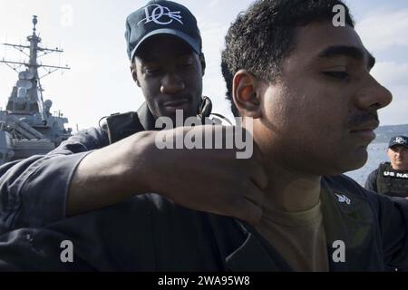 US-Streitkräfte. 180508KP946-0015 MARINEUNTERSTÜTZUNGSTÄTIGKEIT SOUDA BAY, Griechenland (8. Mai 2018) Gasturbinensystemtechniker (mechanisch) 3. Klasse Julian Hodge aus Buffalo, New York, führt eine Personalinspektion bei Fire Controlman 2. Klasse Dominique Hornsby aus Puyallup, Washington durch. während einer Anti-Terror-/Force-Schutzübung an Bord des Raketenzerstörers der Arleigh-Burke-Klasse USS Donald Cook (DDG 75) am 8. Mai 2018. Donald Cook, der nach Rota in Spanien entsandt wurde, befindet sich auf seiner siebten Patrouille im Gebiet der 6. US-Flotte, um regionale Verbündete und Partner sowie die US-Nation zu unterstützen Stockfoto