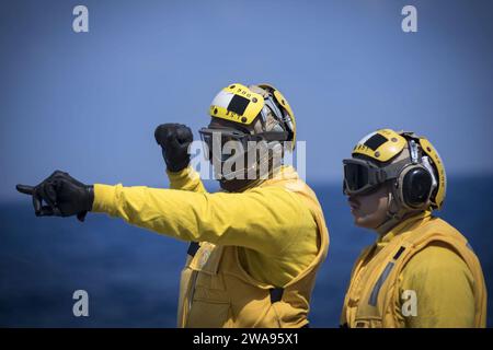 US-Streitkräfte. 180509JI086-190 MITTELMEER (9. Mai 2018) Boatswain's Mate 2nd Class Juan Reyesmunoz (links) und Boatswains Mate 1st Class Derrick Manzano stehen am 9. Mai 2018 auf dem Flugdeck des Arleigh Burke-Klasse-Raketenzerstörers USS Porter (DDG 78). Porter, der nach Rota in Spanien eingesetzt wurde, ist auf seiner fünften Patrouille im US-Gebiet der 6. Flotte, um die nationalen Sicherheitsinteressen der USA in Europa und Afrika zu unterstützen. (Foto der U.S. Navy von Mass Communication Specialist 3rd Class Ford Williams/veröffentlicht) Stockfoto