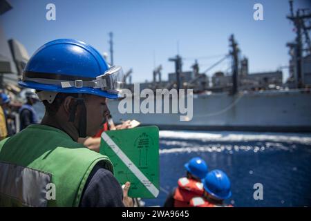 US-Streitkräfte. 180517JI086-468 MITTELMEER (17. Mai 2018) Seaman Quaron Brown steht an Bord des Arleigh-Burke-Klasse-Raketenzerstörers USS Porter (DDG 78), während das Schiff mit dem Schnellkampfschiff USNS Arctic (T-AOE 8) am 17. Mai 2018 eine Auffüllung auf See durchführt. Porter, der nach Rota, Spanien, eingesetzt wurde, ist auf seiner fünften Patrouille im US-Gebiet der 6. Flotte, um die nationalen Sicherheitsinteressen der USA in Europa und Afrika zu unterstützen. (Foto der U.S. Navy von Mass Communication Specialist 3rd Class Ford Williams/veröffentlicht) Stockfoto