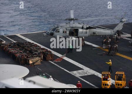 US-Streitkräfte. 180510ZH683-0001 MITTELMEER (10. Mai 2018) Seeleute befestigen während einer Auffüllung auf See an Bord der USS Harry S. Truman (CVN 75) Frachthaken an einem Hubschrauber MH-60S Seahawk, der den Drachen Slayers der Helicopter Sea Combat Squadron (HSC) 11 zugeordnet ist. Als Flaggenschiff der Carrier Strike Group 8 zeigt Trumans Unterstützung der Operation Inhärent Resolve die Fähigkeit und Flexibilität der US-Marinestreitkräfte und ihre Entschlossenheit, die Terrorgruppe ISIS und die Bedrohung, die sie darstellt, zu eliminieren. (Foto der US Navy von Mass Communication Specialist, 3. Klasse, Juan Sotolongo Stockfoto