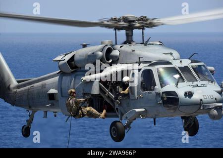 US-Streitkräfte. 180511EA818-1018 MITTELMEER (11. Mai 2018) Leutnant Braden Schrock bereitet sich darauf vor, von einem MH-60S Seahawk Hubschrauber, der den Drachen Slayers der Helicopter Sea Combat Squadron (HSC) 11 zugeordnet ist, auf das Flugdeck des Flugzeugträgers USS Harry S. Truman (CVN 75) zu gelangen. Als Flaggenschiff der Carrier Strike Group 8 demonstriert Trumans Unterstützung der Operation Inhärent Resolve die Fähigkeit und Flexibilität der US-Marinestreitkräfte und ihre Entschlossenheit, die Terrorgruppe ISIS und die von ihr ausgehende Bedrohung zu eliminieren Navy Foto von Mass Communication Specialist 2n Stockfoto