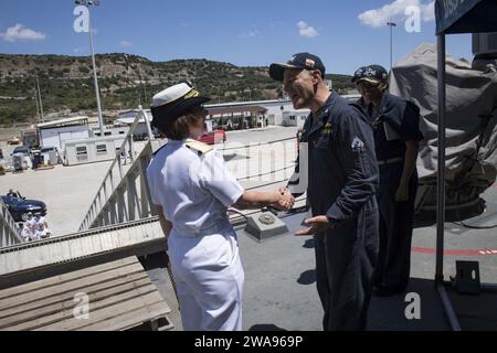 US-Streitkräfte. 180511KP946-0049 MARINEUNTERSTÜTZUNGSTÄTIGKEIT SOUDA BAY, Griechenland (12. Mai 2018) Commander. Matthew Powel, rechts, Befehlshaber des Arleigh-Burke-Klasse-Raketenzerstörers USS Donald Cook (DDG 75), schüttelt am 12. Mai 2018 die Hand mit Vize-ADM Lisa Franchetti, Kommandeurin der 6. Flotte der U.S. Naval Forces. Donald Cook, der nach Rota in Spanien entsandt wurde, ist auf seiner siebten Patrouille im Gebiet der 6. US-Flotte, um regionale Verbündete und Partner sowie nationale Sicherheitsinteressen der USA in Europa und Afrika zu unterstützen. (Foto der US Navy von Mass Communication Specialist 2 Stockfoto