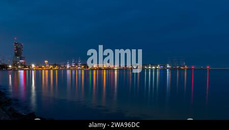 Die Stadt Gdynia bei Nacht. Blick auf die Bucht und den Hafen. Gdynia, Polen, Europa Stockfoto