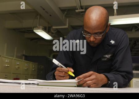 US-Streitkräfte. 180513ZH683-0023 MITTELMEER (13. Mai 2018) Personal Specialist 1st Class Edward Samuell füllt Papierarbeiten in Personal an Bord des Flugzeugträgers USS Harry S. Truman (CVN 75) der Nimitz-Klasse aus. Als Flaggenschiff der Carrier Strike Group 8 zeigt Trumans Unterstützung der Operation Inhärent Resolve die Fähigkeit und Flexibilität der US-Marinestreitkräfte und ihre Entschlossenheit, die Terrorgruppe ISIS und die Bedrohung, die sie darstellt, zu eliminieren. (Foto der US Navy von Mass Communication Specialist, 3. Klasse, Juan Sotolongo/veröffentlicht) Stockfoto