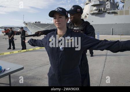 US-Streitkräfte. 180516KP946-0014 MARINEUNTERSTÜTZUNGSAKTIVITÄT SOUDA BAY, Griechenland (16. Mai 2018) Boatswain's Mate Seaman Apprentice Shaun Smith, rechts, aus New York, führt eine Personalinspektion bei Lt. Jessica Mills aus Lawrenceville, Georgia, als der Arleigh Burke-Klasse-Raketenzerstörer USS Donald Cook (DDG 75) durch. Teilnahme an einer Übung zur Terrorismusbekämpfung/zum Schutz von Kräften in der Naval Support Activity Souda Bay, Griechenland, 16. Mai 2018. Donald Cook, der nach Rota in Spanien entsandt wurde, befindet sich auf seiner siebten Patrouille im Gebiet der 6. Flotte der USA, um regionale Verbündete und Partner sowie die USA zu unterstützen Stockfoto