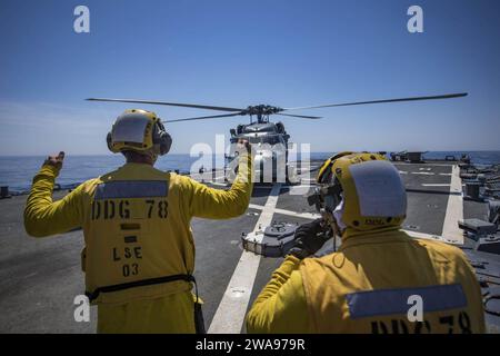 US-Streitkräfte. 180517JI086-253 MITTELMEER (17. Mai 2018) Boatswain's Mate 3rd Class Josh Adams (links) und Boatswain's Mate 1st Class Derrick Manzano, Stand-Landungssignalmann meldete Wache an Bord des Arleigh Burke-Klasse-Lenkraketenzerstörers USS Porter (DDG 78), während das Schiff Flugoperationen durchführt, 17. Mai 2018. Porter, der nach Rota in Spanien eingesetzt wurde, ist auf seiner fünften Patrouille im US-Gebiet der 6. Flotte, um die nationalen Sicherheitsinteressen der USA in Europa und Afrika zu unterstützen. (Foto der U.S. Navy von Mass Communication Specialist 3rd Class Ford Williams/veröffentlicht) Stockfoto