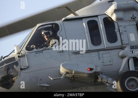 US-Streitkräfte. 180517UJ486-0087 MITTELMEER (17. Mai 2018) Lt. James Gonos pilotiert einen MH-60S Seahawk Hubschrauber, der den Drachen Slayers der Helicopter Sea Combat Squadron (HSC) 11 zugeordnet ist, während eines Auffüllens auf See zwischen der USNS Arctic (T-AOE 8) und dem Nimitz-Klasse Flugzeugträger USS Harry S. Truman (CVN 75). Als Flaggenschiff der Carrier Strike Group 8 demonstriert Trumans Unterstützung der Operation Inhärent Resolve die Fähigkeit und Flexibilität der US-Marinestreitkräfte und ihre Entschlossenheit, die Terrorgruppe ISIS und die von ihr ausgehende Bedrohung zu eliminieren Navy Foto von Mass Communication S Stockfoto