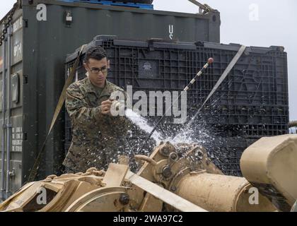 US-Streitkräfte. 180518PC620-0129 MITTELMEER (18. Mai 2018) Matthew Cortes, ein gebürtiger New Yorker, sprüht während einer Süßwasserspülung an Bord des Dock-Landungsschiffes USS Oak Hill (LSD 51) 2018 der Harpers Ferry-Klasse einen Pflug für einen M1A1 Abrams Tank. Oak Hill, das in Virginia Beach, Virginia, stationiert ist, führt Marineoperationen im Einsatzgebiet der 6. US-Flotte durch. (Foto der US Navy von Mass Communication Specialist 3rd Class Michael H. Lehman/veröffentlicht) Stockfoto