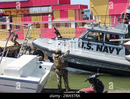 US-Streitkräfte. 180521FD185-08179 DSCHIBUTI CITY, Dschibuti (21. Mai 2018) Baumechaniker 1. Klasse Joseph Stewart, der der Task Group (TG) 68 zugeordnet ist, leitet eine Bootsbesatzung, die ein taktisches Patrouillenboot von einem Geländewagen abhängt, 21. Mai 2018. TG-68,6 wird in der 6. US-Flotte eingesetzt und führt gemeinsame und Marine-Operationen durch, oft in Zusammenarbeit mit verbündeten und interinstitutionellen Partnern, um die nationalen Interessen der USA sowie die Sicherheit und Stabilität in Europa und Afrika zu fördern. (U.S. Navy Pho-to von Engineman 2nd Class Carlos Monsalve/veröffentlicht) Stockfoto