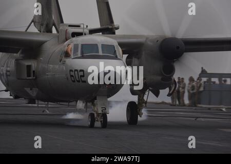 US-Streitkräfte. 180521EA818-0074 MITTELMEER (21. Mai 2018) eine E-2D Hawkeye, die den „Seahawks“ der Carrier Airborne Early Warning Squadron (VAW) 126 zugeordnet ist, landet auf dem Flugdeck auf dem Flugzeugträger der Nimitz-Klasse USS Harry S. Truman (CVN 75). Als Flaggenschiff der Carrier Strike Group 8 zeigt Trumans Unterstützung der Operation Inhärent Resolve die Fähigkeit und Flexibilität der US-Marinestreitkräfte und ihre Entschlossenheit, die Terrorgruppe ISIS und die Bedrohung, die sie darstellt, zu eliminieren. (Foto der US Navy von Mass Communication Specialist 2nd Class Thomas Gooley/veröffentlicht) Stockfoto
