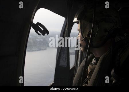 US-Streitkräfte. 180522GC347-0047 INSEL KRETA (22. Mai 2018) Naval Aircrewman (Helikopter) 2nd Class Justin Akau fliegt in einem MH-60S Seahawk Hubschrauber, der den Drachen Slayers der Helicopter Sea Combat Squadron (HSC) 11 zugeordnet ist, während er zum Flugzeugträger der Nimitz-Klasse USS Harry S. Truman (CVN 75) übergeht. Truman ist derzeit im Zuständigkeitsbereich des Kommandanten der 6. Flotte tätig, um gemeinsam mit Verbündeten Maßnahmen zur Gefahrenabwehr im Seeverkehr zu unterstützen. Foto der US Navy von Mass Communication Specialist Scott Swofford, 2nd Class (veröffentlicht) Stockfoto