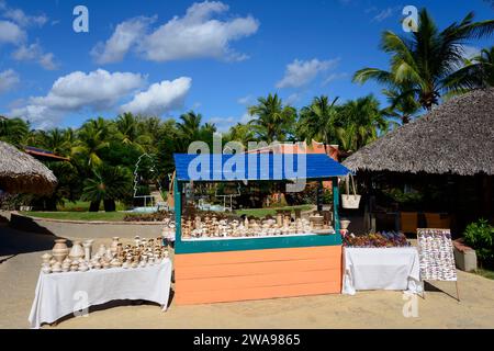 Ein Marktstand mit Souvenirs an einem sonnigen tropischen Strand umgeben von Palmen, Souvenirstand, Bayahibe, Dominikanische Republik, Hispaniola, Karibik, Stockfoto