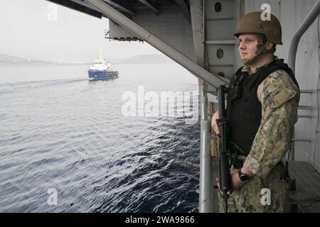 US-Streitkräfte. 180523DZ642-0053 MITTELMEER (23. Mai 2018) Master-at-Arms 3rd Class Trevor Buckman Stände Small Craft Action Team (SCAT) beobachten auf einem hinteren Laufsteg, wie der Flugzeugträger der Nimitz-Klasse USS Harry S. Truman (CVN 75) in den Hafen von Souda Bay auf Kreta einfährt. Truman ist derzeit im Zuständigkeitsbereich des Kommandanten der 6. Flotte tätig, um gemeinsam mit Verbündeten Maßnahmen zur Gefahrenabwehr im Seeverkehr zu unterstützen. (Foto der US Navy von Mass Communication Specialist 2nd Class Bobby Siens/veröffentlicht) Stockfoto