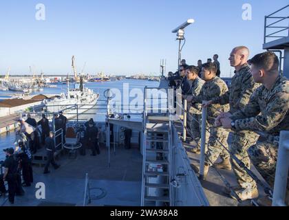 US-Streitkräfte. 180531PC620-0011 KLAIPEDA, Litauen (31. Mai 2018) Seeleute und Marines auf dem Docklandeschiff USS Oak Hill (LSD 51) der Harpers Ferry-Klasse stehen auf dem Fantail, während sich das Schiff am 31. Mai 2018 in Klaipeda, Litauen, anlegt. Oak Hill, das in Virginia Beach, Virginia, stationiert ist, führt Marineoperationen im Einsatzgebiet der 6. US-Flotte durch. (Foto der US Navy von Mass Communication Specialist 3rd Class Michael H. Lehman/veröffentlicht) Stockfoto