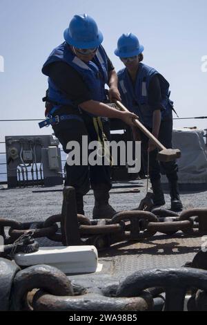 US-Streitkräfte. 180524KP946-0043 MITTELMEER (24. Mai 2018) Boatswain's Mate 3rd Class Michael Rios, links von Shady Cove, Oregon, und Boatswain's Mate Seaman Apprentice Tonia Loadholt, aus New Castle, Denver, bereiten den Anker des Arleigh Burke-Klasse-Raketenzerstörers USS Donald Cook (DDG 75) vor, der am 24. Mai 2018 fallen gelassen wird. Donald Cook, der nach Rota in Spanien entsandt wurde, ist auf seiner siebten Patrouille im Gebiet der 6. US-Flotte, um regionale Verbündete und Partner sowie nationale Sicherheitsinteressen der USA in Europa und Afrika zu unterstützen. (Foto der U.S. Navy von Mass Communication Spec Stockfoto