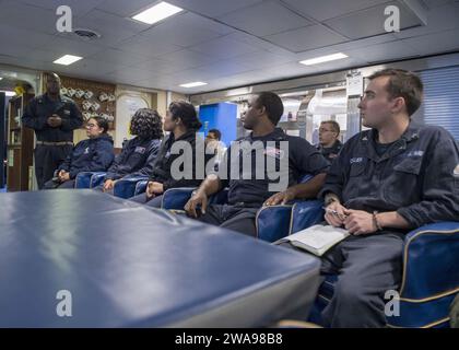 US-Streitkräfte. 180524PC620-0030 ATLANTISCHER OZEAN (24. Mai 2018) Seeleute an Bord des Docklandeschiffs der Harpers Ferry-Klasse USS Oak Hill (LSD 51) nehmen am 24. Mai 2018 an einem Kurs für die Führung von Kleinoffizieren zweiter Klasse Teil. Oak Hill, das in Virginia Beach, Virginia, stationiert ist, führt Marineoperationen im Einsatzgebiet der 6. US-Flotte durch. (Foto der US Navy von Mass Communication Specialist 3rd Class Michael H. Lehman/veröffentlicht) Stockfoto