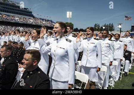 US-Streitkräfte. ANNAPOLIS, Md (25. Mai 2018) Midshipmen der U.S. Naval Academy leisten während der Graduiertenfeier der U.S. Naval Academy 2018 in Annapolis, Md. Den Eid, US Navy Offiziere zu werden Die Klasse der 2018 absolvierte 1.042 Midshipmen und wurde von Präsident Donald J. Trump angesprochen. (Foto der U.S. Navy von Mass Communication Specialist 3rd Class Kaitlin Rowell/veröffentlicht) Stockfoto