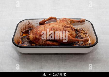 Gebratene Ente in einer Bratform Stockfoto