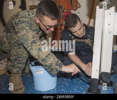 US-Streitkräfte. 180525TJ319-0104 ATLANTISCHER OZEAN (25. Mai 2018) Nicholas Avery, aus Lincolnton, North Carolina, und Information Systems Technician 3rd Class Brandon Kirkorian, aus Fresno, Kalifornien, Lackierung an Bord des Docklandeschiffs der Harpers Ferry-Klasse USS Oak Hill (LSD 51) May252018. Oak Hill, das in Virginia Beach, Virginia, stationiert ist, führt Marineoperationen im Einsatzgebiet der 6. US-Flotte durch. (Foto der U.S. Navy von Mass Communication Specialist 3rd Class Jessica L. Dowell/veröffentlicht) Stockfoto