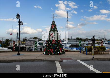 Ein großer Weihnachtsbaum auf dem Schwamm liegt in Tarpon Springs, Florida, USA Stockfoto