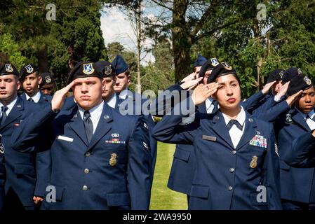 US-Streitkräfte. BROOKWOOD, England (27. Mai 2018) Flieger der US Air Force, die dem 501st Combat Support Wing, Royal Air Force Alconbury, England zugewiesen wurden, grüßten am 27. Mai 2018 während einer Gedenkfeier und einer hundertjährigen Gedenkfeier des Ersten Weltkriegs auf dem Brookwood American Military Cemetery in Brookwood, England. (Foto der US Navy von Mass Communication Specialist 2nd Class Jonathan Nelson/veröffentlicht) Stockfoto