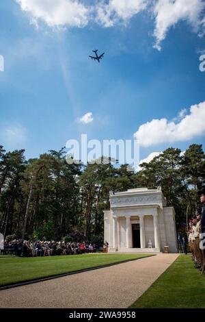 US-Streitkräfte. BROOKWOOD, England (27. Mai 2018) Ein Stratotanker der US-Luftwaffe KC-135, der dem 100. Luftbetankungsflügel zugeordnet ist, führt am 27. Mai 2018 einen Überflug während einer hundertjährigen Gedenkfeier zum Memorial Day und zum 1. Weltkrieg auf dem Brookwood American Military Cemetery in Brookwood, England durch. (Foto der US Navy von Mass Communication Specialist 2nd Class Jonathan Nelson/veröffentlicht) Stockfoto