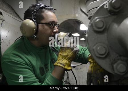 US-Streitkräfte. 180530ZU710-0159 MITTELMEER (30. Mai 2018) Luftfahrt Boatswain's Mate (Ausrüstung) 3. Klasse Nicolas Sabala steht als Telefonsprecher in einem feststellenden Gewehrraum an Bord des Flugzeugträgers USS Harry S. Truman (CVN 75). Truman ist derzeit im Zuständigkeitsbereich des Kommandanten der 6. Flotte tätig, um gemeinsam mit Verbündeten Maßnahmen zur Gefahrenabwehr im Seeverkehr zu unterstützen. (Foto der U.S. Navy von Mass Communication Specialist 3rd Class Michael Chen/veröffentlicht) Stockfoto