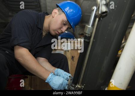 US-Streitkräfte. 180530MK318-0096 MITTELMEER (30. Mai 2018) Luftfahrzeugtechniker Joel Esqueda testet einen 20-Tonnen-Wagenheber in der Hangarbucht an Bord des Flugzeugträgers USS Harry S. Truman (CVN 75) der Nimitz-Klasse. Truman ist derzeit im Zuständigkeitsbereich des Kommandanten der 6. Flotte tätig, um gemeinsam mit Verbündeten Maßnahmen zur Gefahrenabwehr im Seeverkehr zu unterstützen. (Foto der U.S. Navy von Mass Communication Specialist 3rd Class Victoria Granado/veröffentlicht) Stockfoto