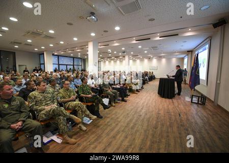 US-Streitkräfte. 180601XT273-026 KLAIPEDA, Litauen (1. Juni 2018) Raimundas Karoblis, litauischer Minister für nationale Verteidigung, hält während der Konferenz „Übung Baltic Operations (BALTOPS) 2018 vor dem Segeln“ am 1. Juni in Klaipeda, Litauen, Bemerkungen. BALTOPS ist die wichtigste jährliche, auf den Seeverkehr ausgerichtete Übung im Ostseeraum und eine der größten Übungen in Nordeuropa zur Verbesserung der Flexibilität und Interoperabilität zwischen Verbündeten und Partnerländern. (Foto der US Navy von Mass Communication Specialist 1st Class Justin Stumberg/veröffentlicht) Stockfoto