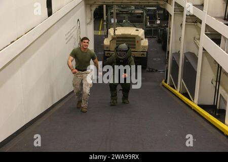 US-Streitkräfte. 180602DL117-0054 MITTELMEER (2. Juni 2018) Sgt. Mitchell Jackson, links, ein Sprengstofftechniker, der dem Kampflogistik-Bataillon 26, 26. Marine Expeditionary Unit (MEU), zugewiesen ist, beauftragt Lance CPL. Nicholas Bennett, einen Maschinenschützen, der dem Bataillon-Landungsteam, 26. MEU, zugewiesen ist. eine Rampe in einem Anzug zur Entsorgung von Sprengkörpern (EOD) während einer EOD-Einweihungsklasse an Bord des Amphibien-Transportdocks der San Antonio-Klasse USS New York (LPD 21) am 2. Juni 2018 hinauf zu gehen. Die Klasse soll Marines über die Anforderungen und Anforderungen eines EOD informieren Stockfoto