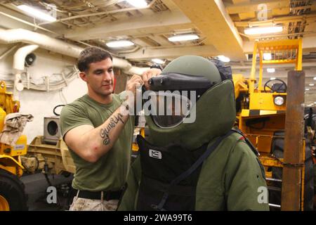 US-Streitkräfte. 180602DL117-0045 MITTELMEER (2. Juni 2018) Sgt. Mitchell Jackson, ein Sprengstofftechniker, der dem Kampflogistik-Bataillon 26, 26. Marine Expeditionary Unit (MEU) zugewiesen ist, unterstützt Lance CPL. Nicholas Bennett, einen Maschinenschützen, der dem Bataillon Landing Team, 26. MEU, zugewiesen ist. beim Anziehen eines Anzugs zur Entsorgung von Sprengkörpern (EOD) während einer EOD-Einweihungsklasse an Bord des Amphibientransportdocks der San Antonio-Klasse USS New York (LPD 21) am 2. Juni 2018. Die Klasse soll Marines über die Anforderungen und Anforderungen eines EOD-Technikers informieren. USA Stockfoto