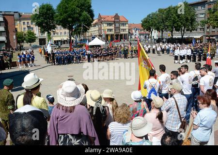 US-Streitkräfte. 180602WF810-002 KLAIPEDA, Litauen (2. Juni 2018) Mitglieder des alliierten Dienstes und der Partnerländer nehmen am „Kulturtag“ während der Übung Baltic Operations (BALTOPS) 2018 in Klaipeda, Litauen, am 2. Juni Teil. BALTOPS ist die wichtigste jährliche, auf den Seeverkehr ausgerichtete Übung im Ostseeraum und eine der größten Übungen in Nordeuropa zur Verbesserung der Flexibilität und Interoperabilität zwischen Verbündeten und Partnerländern. (Foto der US Navy von Mass Communication Specialist 1st Class Adam C. Stapleton/veröffentlicht) Stockfoto