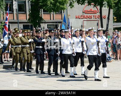 US-Streitkräfte. 180602WF810-004 KLAIPEDA, Litauen (2. Juni 2018) Mitglieder des alliierten Dienstes und der Partnerländer nehmen am „Kulturtag“ während der Übung Baltic Operations (BALTOPS) 2018 in Klaipeda, Litauen, am 2. Juni Teil. BALTOPS ist die wichtigste jährliche, auf den Seeverkehr ausgerichtete Übung im Ostseeraum und eine der größten Übungen in Nordeuropa zur Verbesserung der Flexibilität und Interoperabilität zwischen Verbündeten und Partnerländern. (Foto der US Navy von Mass Communication Specialist 1st Class Adam C. Stapleton/veröffentlicht) Stockfoto