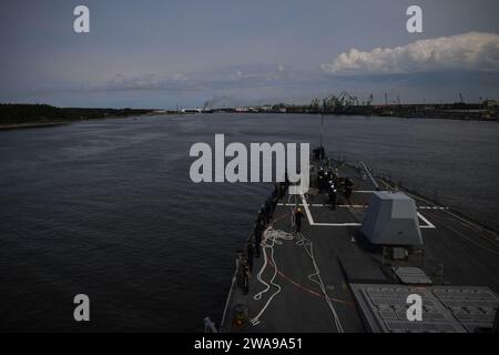 US-Streitkräfte. 180603FP878-057 KLAIPEDA, Litauen (3. Juni 2018) der Arleigh-Burke-Lenkraketenzerstörer USS Bainbridge (DDG 96) verlässt Klaipeda, Litauen, während der Übung Baltic Operations (BALTOPS) am 3. Juni 2018. BALTOPS ist die wichtigste jährliche, auf den Seeverkehr ausgerichtete Übung im Ostseeraum und eine der größten Übungen in Nordeuropa zur Verbesserung der Flexibilität und Interoperabilität zwischen Verbündeten und Partnerländern. (Foto der U.S. Navy von Mass Communication Specialist 1st Class Theron J. Godbold/veröffentlicht) Stockfoto