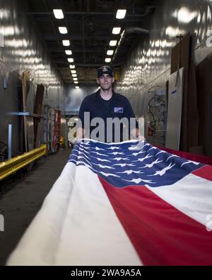 US-Streitkräfte. 180603TJ319-0049 KLAIPEDA, Litauen (3. Juni 2018) der Logistikspezialist Seaman Stephen Eachus hält die amerikanische Flagge, während sie an Bord des Dock-Landungsschiffes der Harpers Ferry-Klasse USS Oak Hill (LSD 51) am 3. Juni 2018 gefaltet wird. Oak Hill, der in Virginia Beach, Virginia, stationiert ist, führt Marineoperationen im Einsatzgebiet der 6. US-Flotte durch. (Foto der U.S. Navy von Mass Communication Specialist 3rd Class Jessica L. Dowell/veröffentlicht) Stockfoto