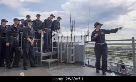 US-Streitkräfte. 180603PC620-0047 KLAIPEDA, Litauen (3. Juni 2018) Lt. Anna Hosig, bietet Segelschiffsausbildung an Bord des Docklandeschiffs USS Oak Hill (LSD 51) der Harpers Ferry-Klasse, während das Schiff Klaipeda, Litauen, am 3. Juni 2018 verlässt. Oak Hill, der in Virginia Beach, Virginia, stationiert ist, führt Marineoperationen im Einsatzgebiet der 6. US-Flotte durch. (Foto der US Navy von Mass Communication Specialist 3rd Class Michael H. Lehman/veröffentlicht) Stockfoto