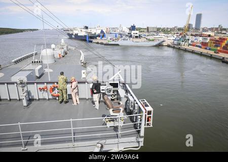 US-Streitkräfte. 180603XT273-043 KLAIPEDA, Litauen (3. Juni 2018) das Kommando- und Kontrollschiff USS Mount Whitney (LCC 20) verlässt Klaipeda, Litauen, am 3. Juni 2018 während der Übung Baltics Operations (BALTOPS). BALTOPS ist die wichtigste jährliche, auf den Seeverkehr ausgerichtete Übung im Ostseeraum und eine der größten Übungen in Nordeuropa zur Verbesserung der Flexibilität und Interoperabilität zwischen Verbündeten und Partnerländern. (Foto der US Navy von Mass Communication Specialist 1st Class Justin Stumberg/veröffentlicht) Stockfoto