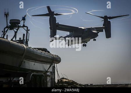 US-Streitkräfte. Ein CV-22 Osprey-Tiltrotor nähert sich dem Anlegeschiff USS Oak Hill (LSD 51) während der Übung Baltic Operations (BALTOPS) 2018 in der Ostsee am 4. Juni 2018 an. BALTOPS ist die wichtigste jährliche, auf den Seeverkehr ausgerichtete Übung im Ostseeraum und eine der größten Übungen in Nordeuropa zur Verbesserung der Flexibilität und Interoperabilität zwischen Verbündeten und Partnerländern. (Foto des U.S. Marine Corps von Staff Sgt. Dengrier M. Baez) Stockfoto