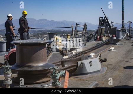 US-Streitkräfte. 180604JI086-106 MARINEUNTERSTÜTZUNGSAKTIVITÄT SOUDA BAY, Griechenland (4. Juni 2018) Boatswain's Mate 1st Class Derrick Manzano (links) und Boatswain's Mate 2nd Class Farrod Jones beobachten die Ankerkette, während der Arleigh Burke-Klasse-Raketenzerstörer USS Porter (DDG 78) vor der Küste von Souda Bay, Griechenland, 4. Juni 2018 ankert. Porter, der nach Rota in Spanien eingesetzt wurde, ist auf seiner fünften Patrouille im US-Gebiet der 6. Flotte, um die nationalen Sicherheitsinteressen der USA in Europa und Afrika zu unterstützen. (Foto der U.S. Navy von Mass Communication Specialist 3rd Class Ford Williams/veröffentlicht) Stockfoto