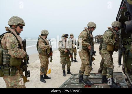 US-Streitkräfte. 180604WF810-008 KLAIPEDA, Litauen (4. Juni 2018) rumänische Marinesoldaten besteigen ein AAV-P7/A1 Angriffsamphibienfahrzeug (USMC) während eines simulierten amphibischen Angriffs im Rahmen der Baltic Operations (BALTOPS) 2018. BALTOPS ist die wichtigste jährliche, auf den Seeverkehr ausgerichtete Übung im Ostseeraum und eine der größten Übungen in Nordeuropa zur Verbesserung der Flexibilität und Interoperabilität zwischen Verbündeten und Partnerländern. (Foto der US Navy von Mass Communication Specialist 1st Class Adam C. Stapleton/veröffentlicht) Stockfoto