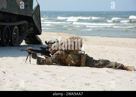 US-Streitkräfte. 180604WF810-002 KLAIPEDA, Litauen (4. Juni 2018) Nicholas Meyer, 26. Marine Expeditionary Unit, aus New York City, New York, sichert den Strand während eines simulierten amphibischen Angriffs im Rahmen der Baltic Operations (BALTOPS) 2018. BALTOPS ist die wichtigste jährliche, auf den Seeverkehr ausgerichtete Übung im Ostseeraum und eine der größten Übungen in Nordeuropa zur Verbesserung der Flexibilität und Interoperabilität zwischen Verbündeten und Partnerländern. (Foto der US Navy von Mass Communication Specialist 1st Class Adam C. Stapleton/veröffentlicht) Stockfoto