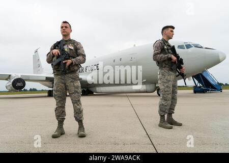 US-Streitkräfte. Aaron Nowak, Left, und Airman 1st Class Taylor Anderson, Sicherheitskräfte-Spezialisten der 78th Air Base Wing Security Forces Squadron, Robins Air Force Base, Georgia, bewachen einen E-8C Joint STARS auf dem Asphalt im Kampfflugzeug Skrydstrup, Dänemark, 4. Juni 2018. Das JSTARS-Team besteht aus dem 116. Air Control Wing (ACW) der Georgia Air National Guard sowie aus aktiven Dienstkräften, die dem 461. ACW und der Army JSTARS zugewiesen sind. Sie befinden sich in Dänemark, um an der Übung Baltic Operations, oder BALTOPS, Juni 4-15 und Saber Strike 18 vom 3. Bis 15. Juni teilzunehmen. JSTAR Stockfoto