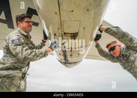 US-Streitkräfte. Air Force Senior Airman Cam Hassett, rechts, ein Elektrotechniker mit dem 461. Air Control Wing (ACW), und Stabsleiter Paul Barber, ein Jet-Triebwerkmechaniker der 116. ACW, Georgia Air National Guard, arbeitet zusammen, während er Motorhauben auf einem E-8C Joint STARS im Fighter Wing Skrydstrup, Dänemark, am 4. Juni 2018 schließt. Das JSTARS-Team besteht aus dem 116. ACW der Georgia Air National Guard sowie aus aktiven Dienstkräften, die dem 461. ACW und der Army JSTARS zugewiesen sind. Sie befinden sich in Dänemark, um an der Übung Baltic Operations, oder BALTOPS, Juni 4-15 und BAFB teilzunehmen Stockfoto