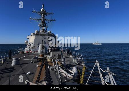 US-Streitkräfte. 180606FP878-008 OSTSEE (6. Juni 2018) der Arleigh-Burke-Klasse-Lenkraketenzerstörer USS Bainbridge (DDG 96) und die Fregatte der Royal Navy Duke-Klasse HMS Monmouth (F 235) nähern sich dem deutschen Nachfüllschiff Frankfurt am Main (A 1412) an, um während der Übung Baltic Operations (BALTOPS) am 6. Juni 2018 zu tanken. BALTOPS ist die wichtigste jährliche, auf den Seeverkehr ausgerichtete Übung im Ostseeraum und eine der größten Übungen in Nordeuropa zur Verbesserung der Flexibilität und Interoperabilität zwischen Verbündeten und Partnerländern. (Foto der US Navy von Mass Communication Specialist 1s Stockfoto