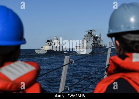 US-Streitkräfte. 180606FP878-197 OSTSEE (6. Juni 2018) Seeleute an Bord des Lenkraketenzerstörers USS Bainbridge (DDG 96) der Arleigh-Burke-Klasse sehen, wie das Schiff der Königlich Dänischen Marine HDMS Iver Huitfeldt an der Seite des deutschen Nachfüllschiffs Frankfurt am Main (A 1412) zieht, um während der Übung Baltic Operations (BALTOPS) am 6. Juni 2018 zu tanken. BALTOPS ist die wichtigste jährliche, auf den Seeverkehr ausgerichtete Übung im Ostseeraum und eine der größten Übungen in Nordeuropa zur Verbesserung der Flexibilität und Interoperabilität zwischen Verbündeten und Partnerländern. (Foto der U.S. Navy von Mass Communic Stockfoto