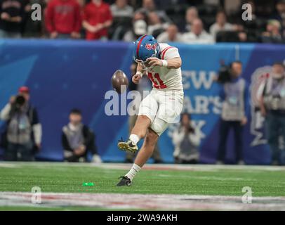 Der Mississippi Rebels Place Kicker Caden Davis (41) startet am 1. Januar 2023 im Mercedes-Benz Stadium in Atlanta, Georgia, im dritten Quartal im Chick-Fil-A Peach Bowl College Football Spiel zwischen Pen State und Mississippi Rebels. Mississippi Rebels schlagen Pen State 38-25 (David Venezia / Image of Sport) Stockfoto