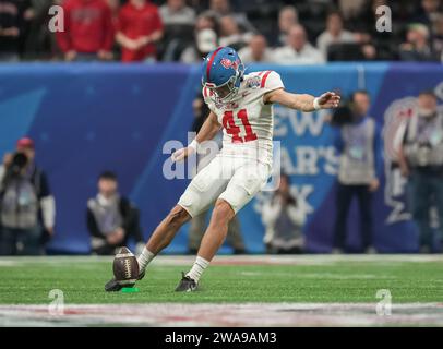 Der Mississippi Rebels Place Kicker Caden Davis (41) startet am 1. Januar 2023 im Mercedes-Benz Stadium in Atlanta, Georgia, im dritten Quartal im Chick-Fil-A Peach Bowl College Football Spiel zwischen Pen State und Mississippi Rebels. Mississippi Rebels schlagen Pen State 38-25 (David Venezia / Image of Sport) Stockfoto