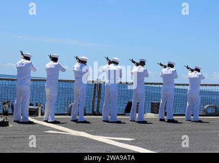 US-Streitkräfte. ATLANTIK (8. Juni 2018) Seeleute halten während einer Begräbniszeremonie an Bord des Raketenzerstörers USS The Sullivans (DDG 68) der Arleigh-Burke-Klasse am 8. Juni 2018 einen Gruß mit 21 Kanonen. Die Sullivans, die in Mayport, Florida, stationiert sind, führen Marineoperationen im Gebiet der 6. US-Flotte durch, um die nationalen Sicherheitsinteressen der USA in Europa und Afrika zu unterstützen. (U.S. Navy Foto von Lt. Daphne White/veröffentlicht) Stockfoto